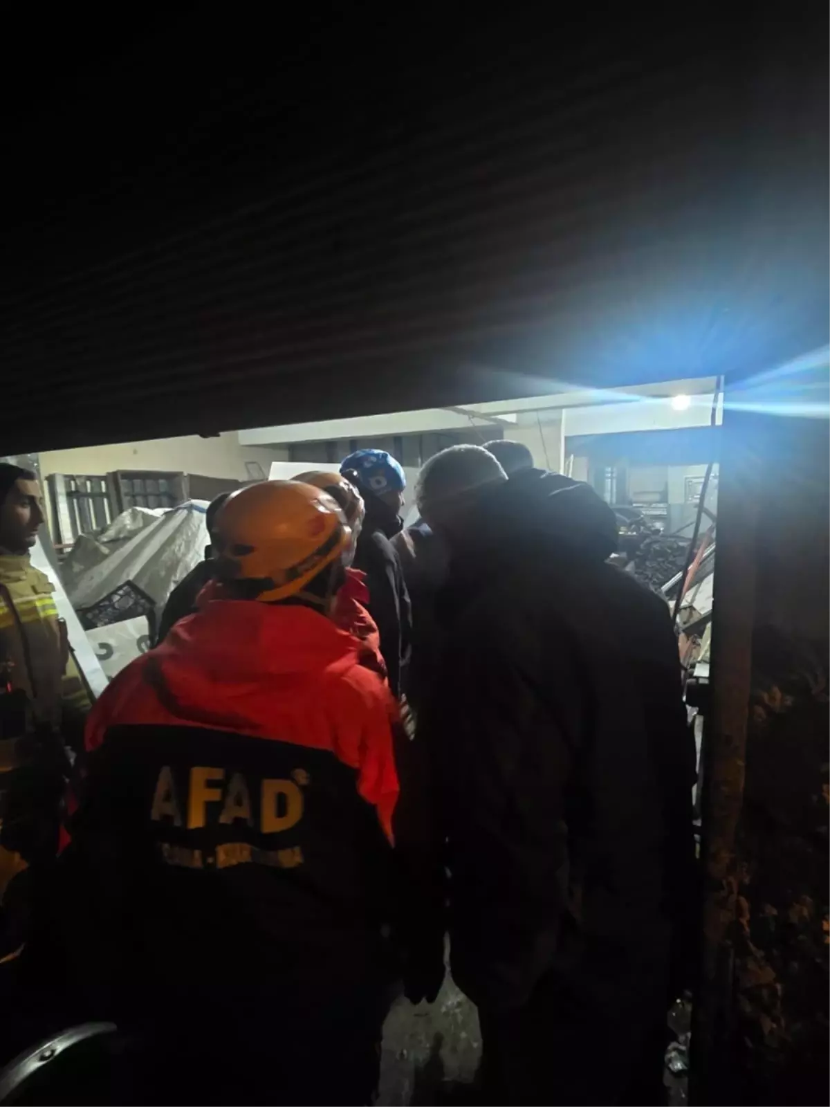 Diyarbakır'da kolonu çatlayan bina ile bitişiğindeki apartman ve müstakil ev tahliye edildi