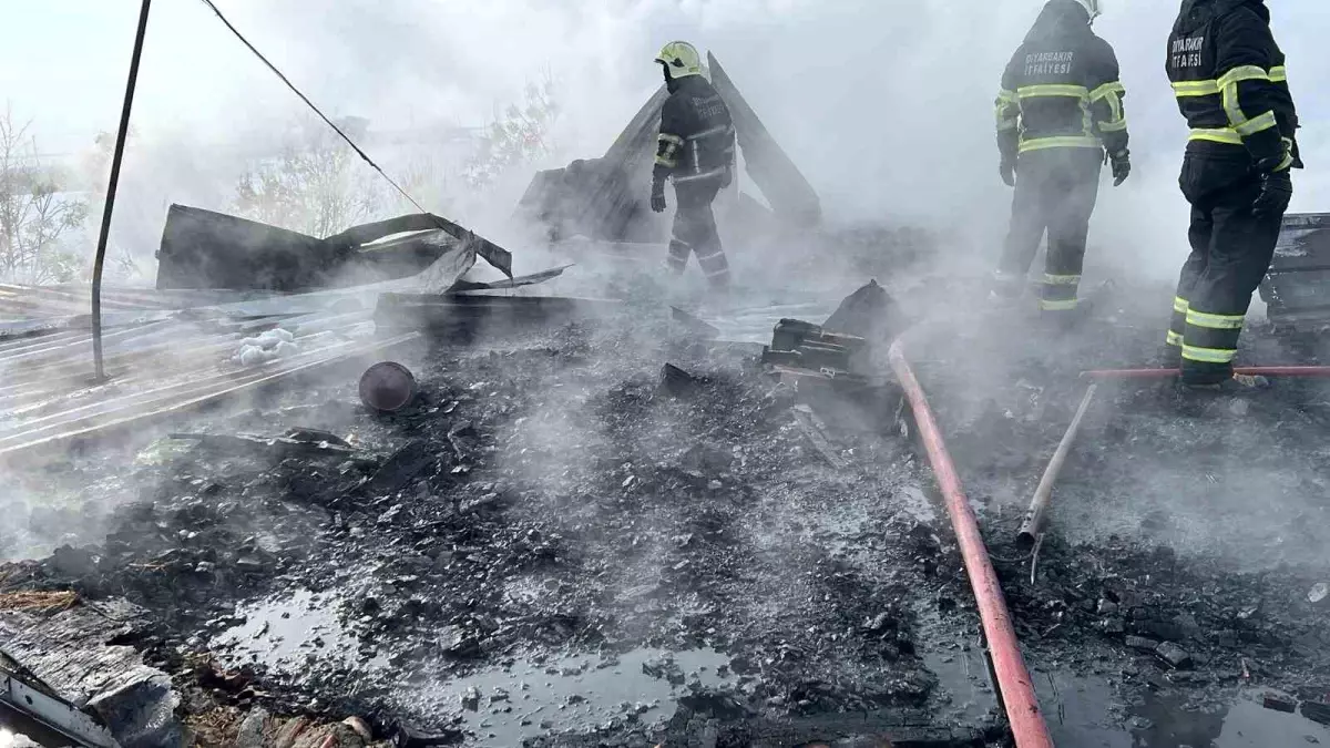 Diyarbakır'da okulda yakılan soba çatıya sıçradı, öğrenciler tahliye edildi