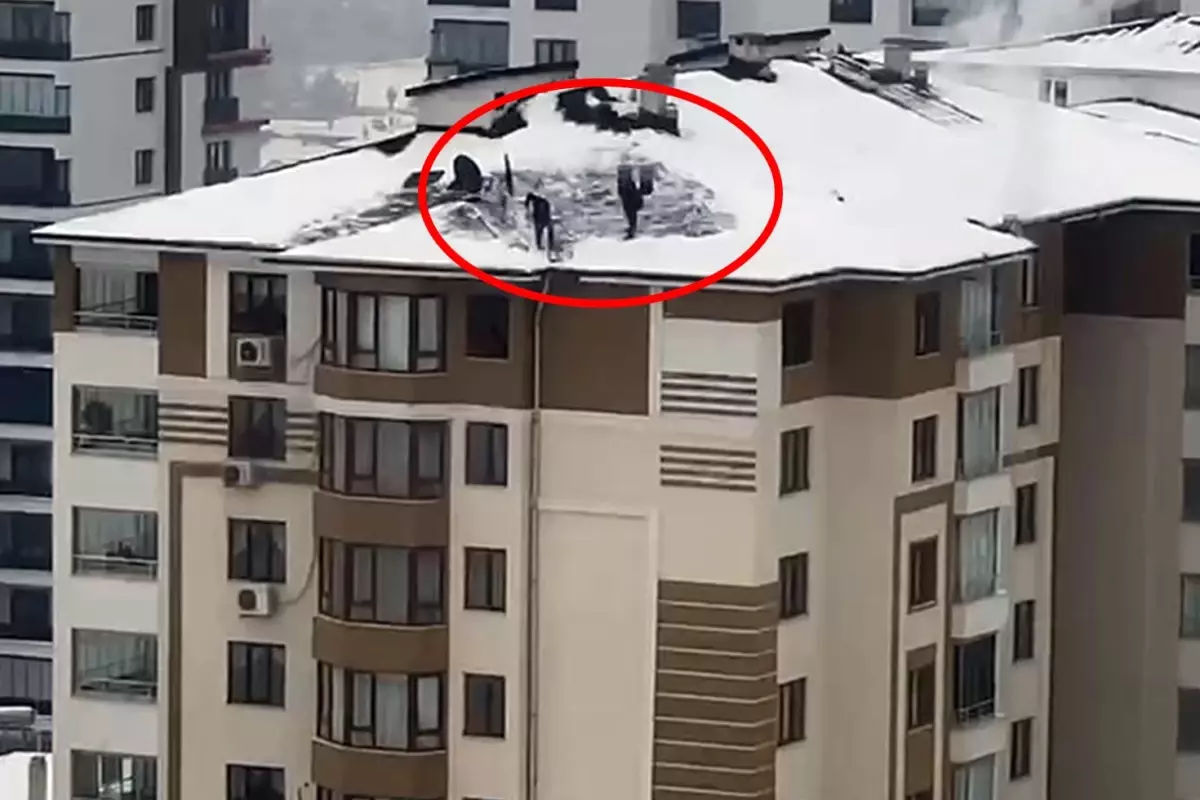 Elazığ'da 10 katlı binanın çatısında tehlikeli kar temizliği