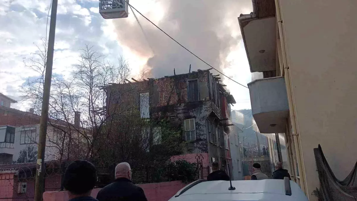 Ev sahibi uyurken elektrikli sobadan yangın çıktı