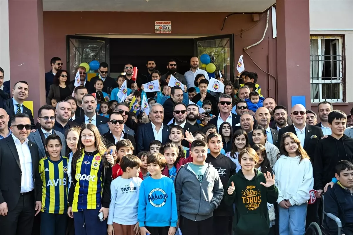 Fenerbahçe Başkanı Sadettin Saran, ilkokul öğrencileriyle bir araya geldi
