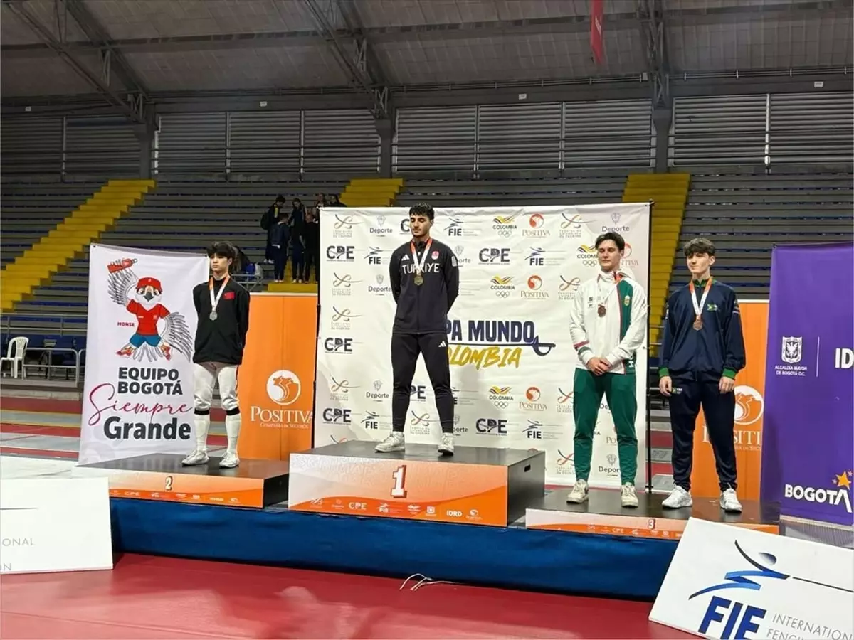 Furkan Yaman, Gençler Kılıç Dünya Kupası'nda altın madalya kazandı