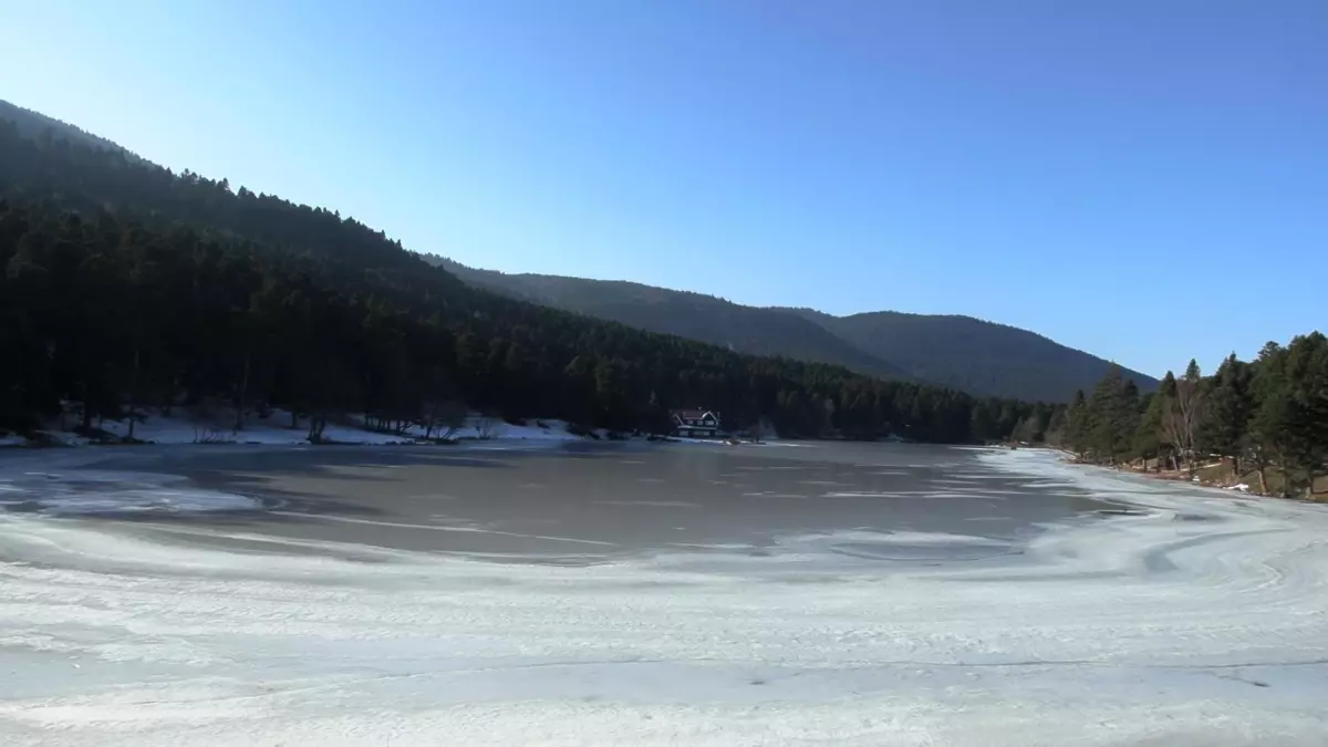 Bolu Gölcük Tabiat Parkı'ndaki Göl Buz Tutdu
