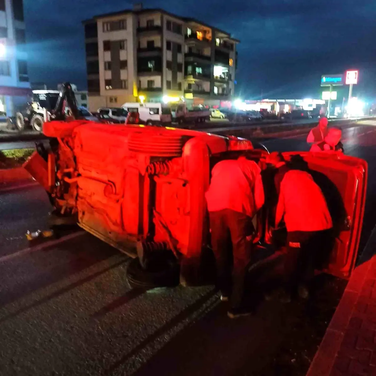 Gömeç'te devrilen ticari araçtaki 1 kişi yaralandı