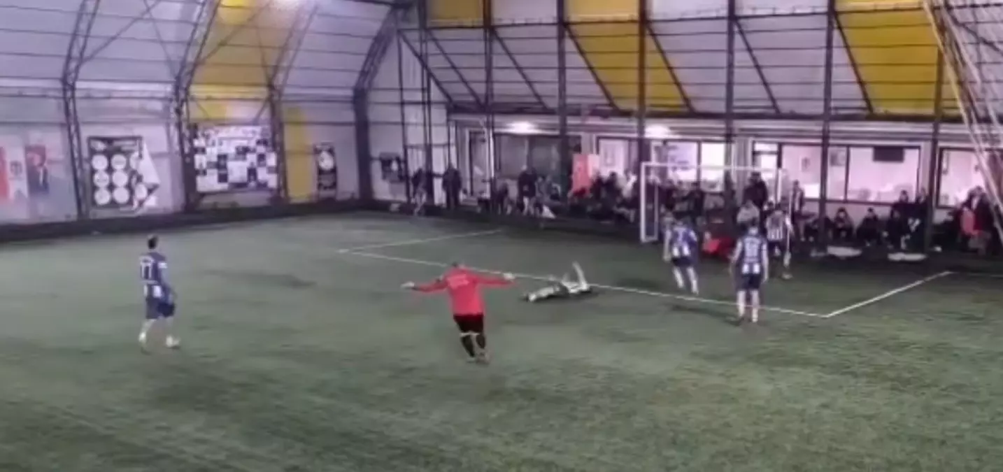 Halı sahada dili boğazına kaçan futbolcuyu maçın hakemi kurtardı