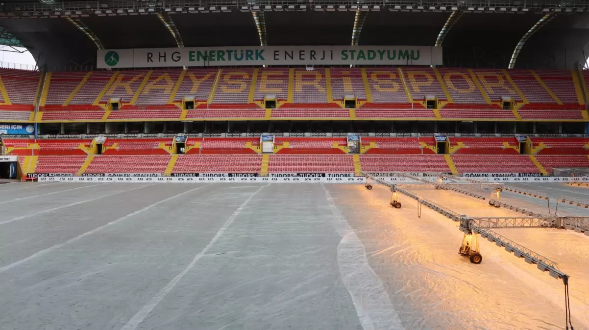 Hava sıcaklığı eksi 17 dereceyi gördü; Süper Lig ekibinin stadyumunun zeminine naylon örtü serildi