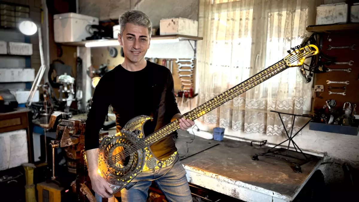 Hurda metalleri, antika dekoratif objelere dönüştürüyor