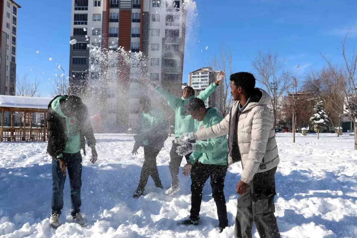 Sivas'taki Afrikalı Öğrenciler Karla Tanıştı