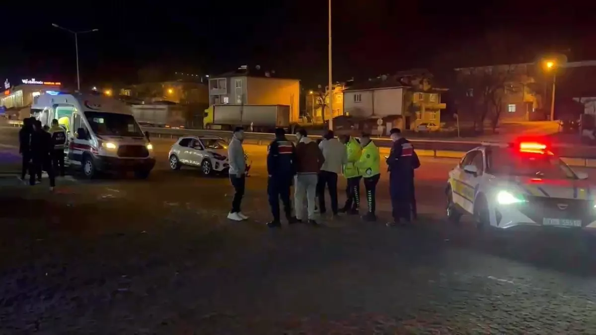 İnegöl'de otomobiller çarpıştı: 1'i çocuk 3 yaralı