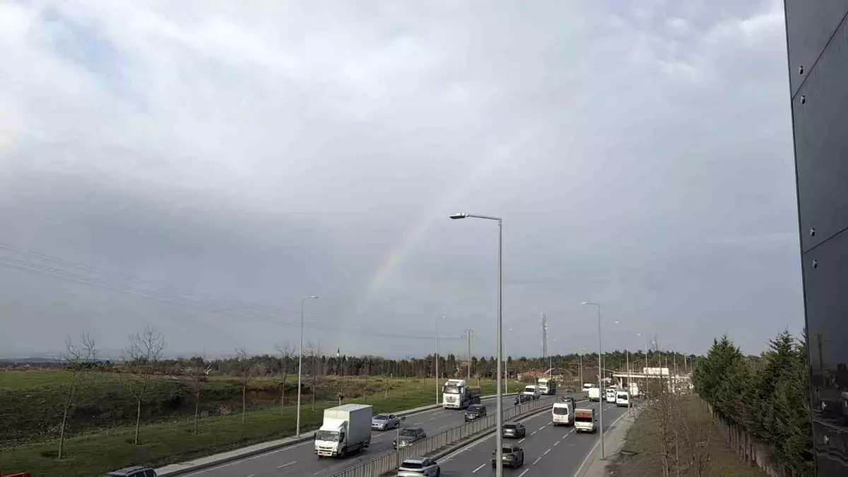 İstanbul'da gökkuşağı trafikte görsel şölen oluşturdu