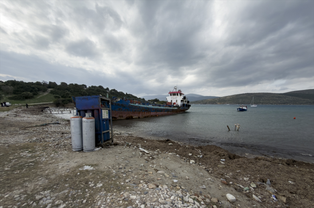 izmir de koyda kacak sokumu yapilan hurda gemiye 19431377 1133 m