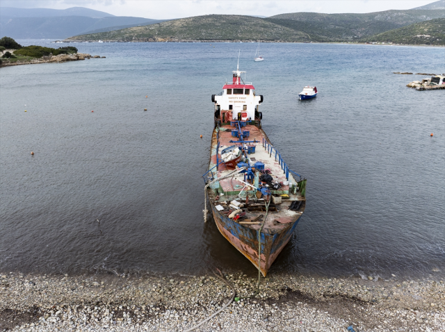 izmir de koyda kacak sokumu yapilan hurda gemiye 19431377 5855 m