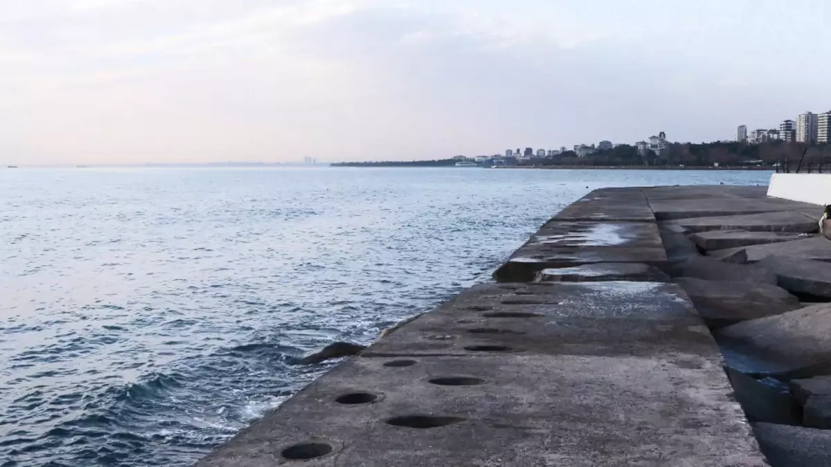 Korku filmi gibi! Lodos uyarısını hiçe sayan yüzücüleri dev dalgalar vurdu