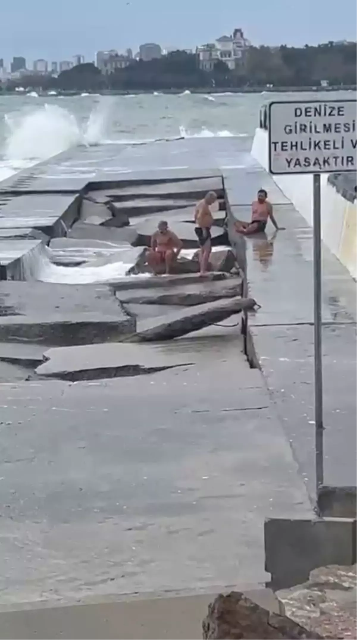 Kadıköy'de Dev Dalgalar Yüzücüleri Kayalıklara Düşürdü