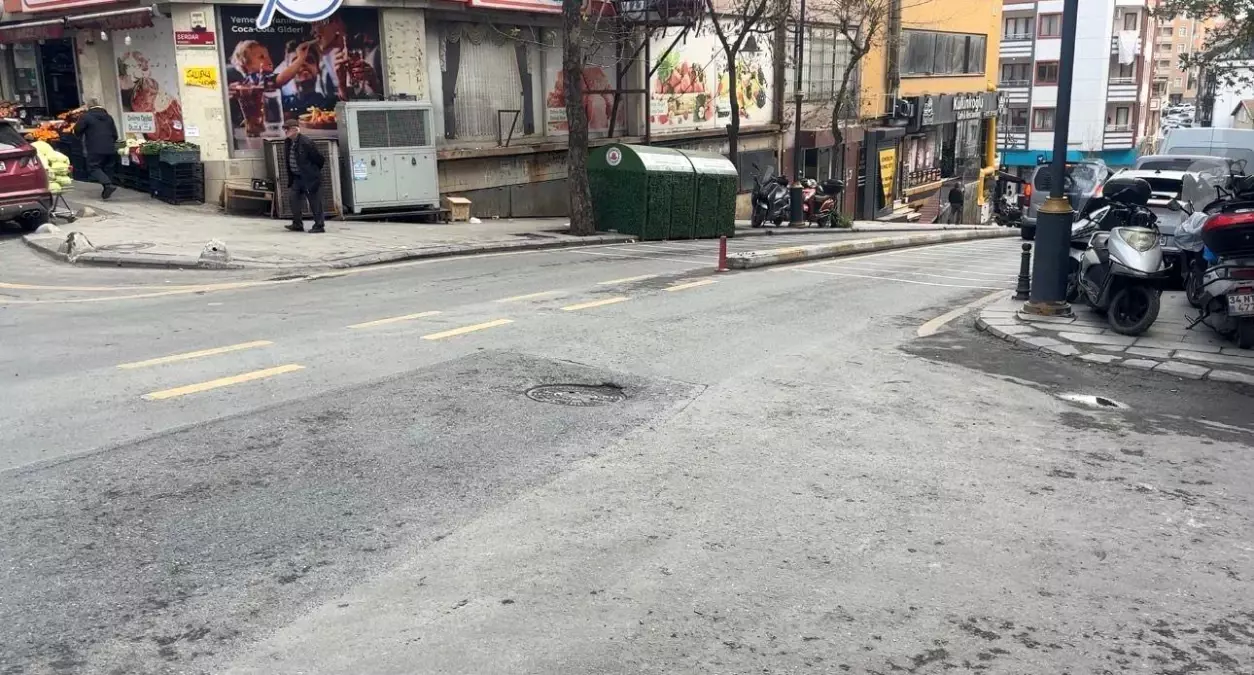 Kağıthane'de feci kaza kamerada: Motosikletin çarptığı berber hayatını kaybetti
