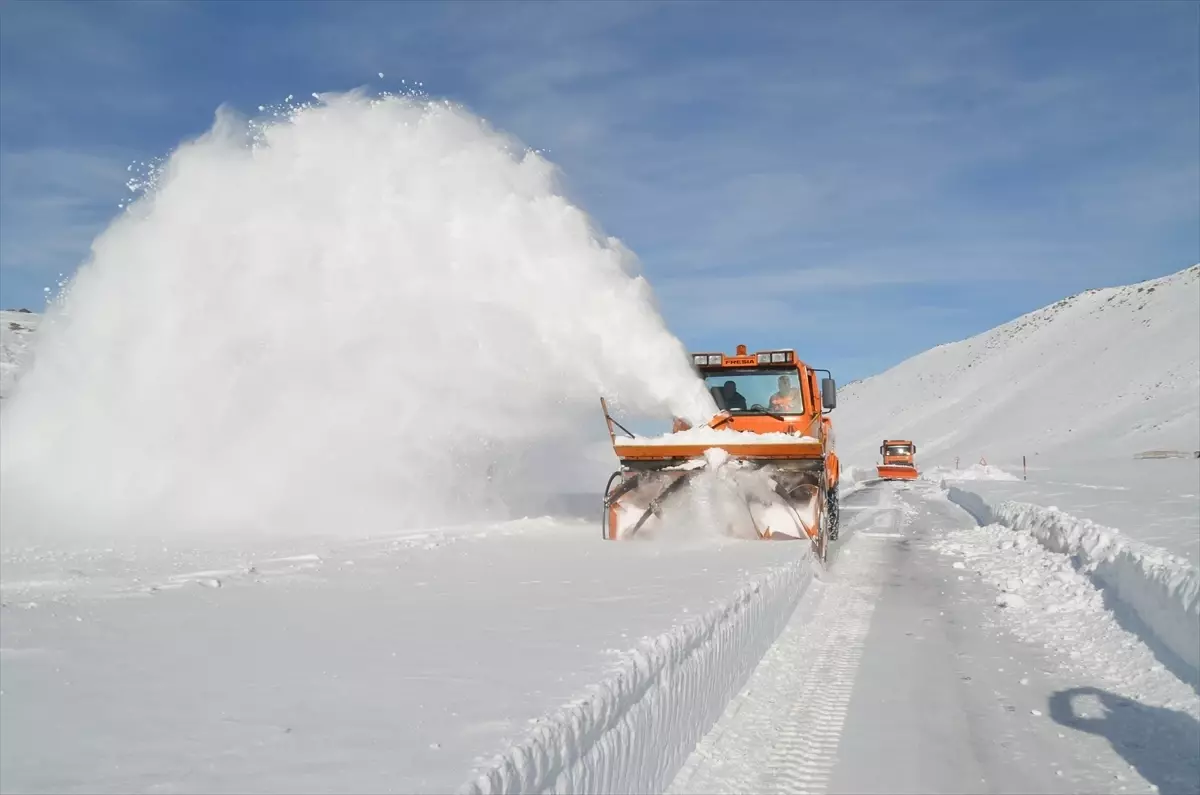 Kar nedeniyle kapanan Muş-Kulp yolunun ulaşıma açılması için çalışmalar sürüyor