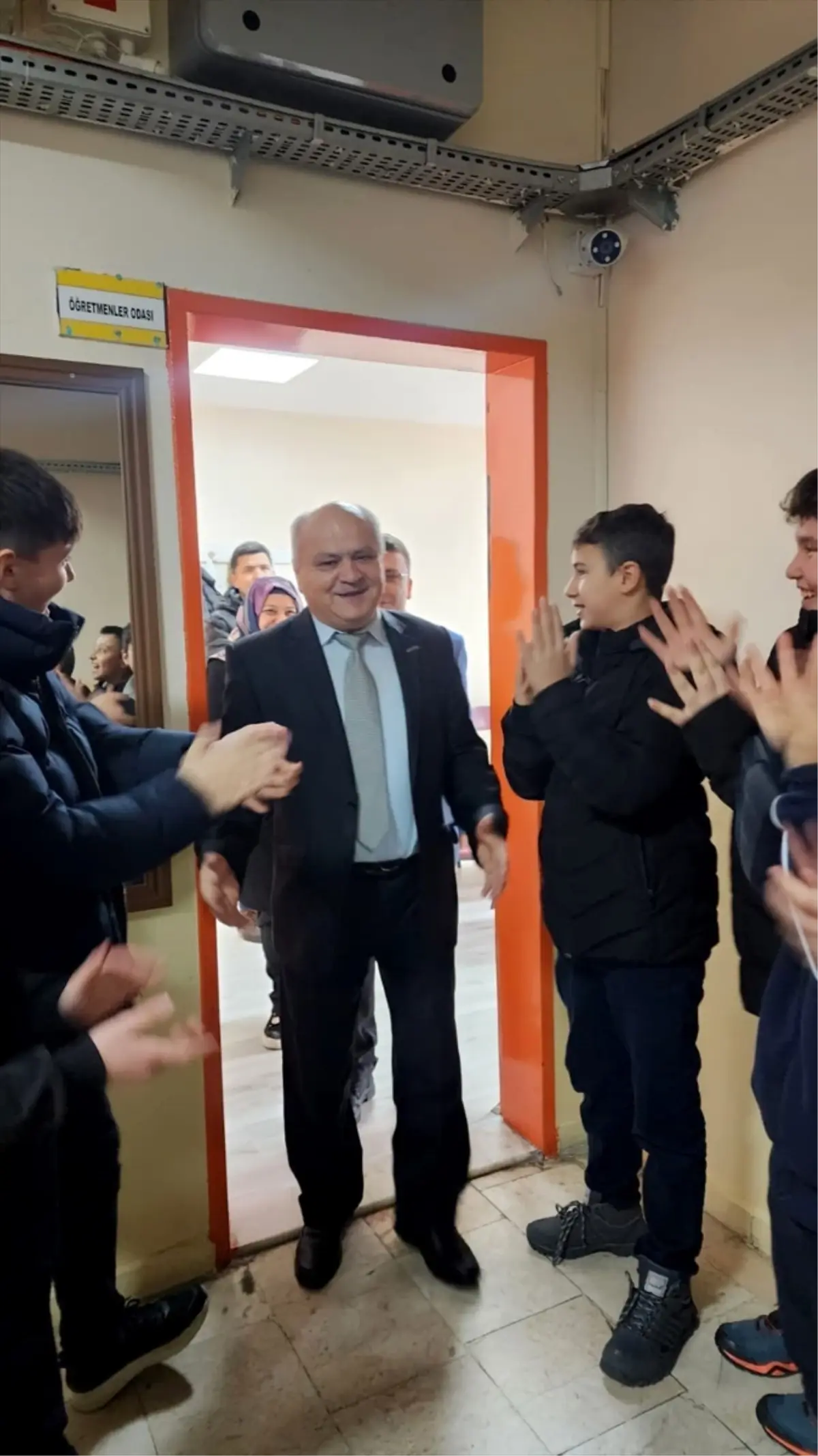 Karabük'te 47 yıllık eğitimci öğrencilerin alkışları eşliğinde emekli oldu