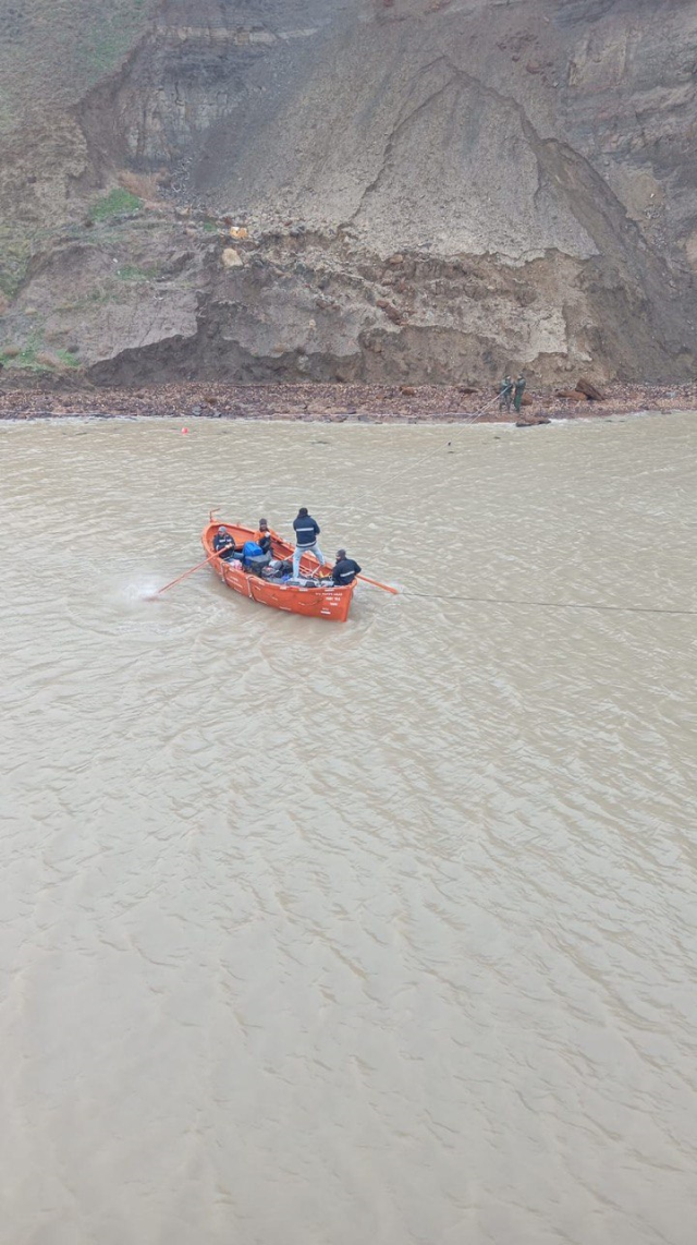karadeniz de suruklenen turk gemisi karaya oturdu 19429913 4346 m