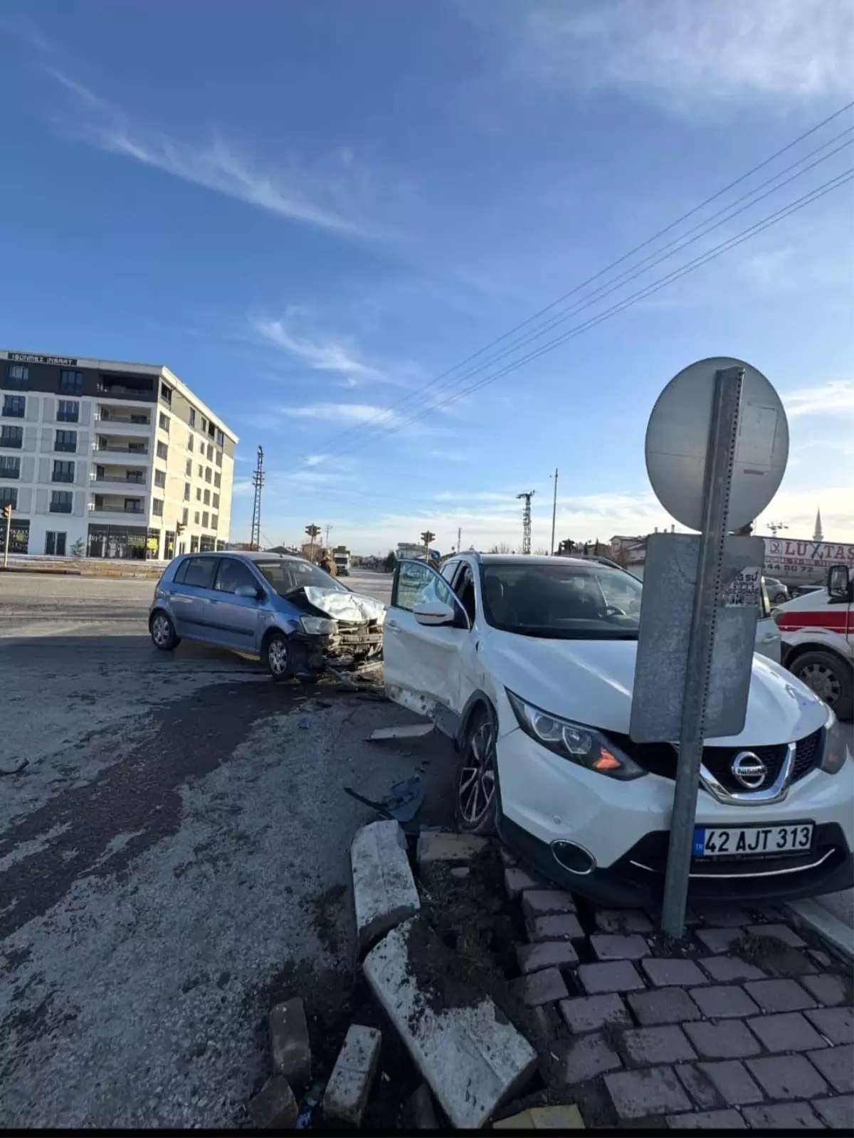 Karapınar'da iki araç çarpıştı: 3 yaralı