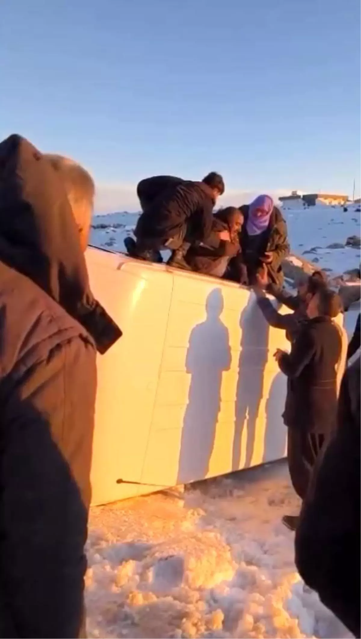 Karda devrilen minibüsteki yolcuları vatandaşlar kurtardı