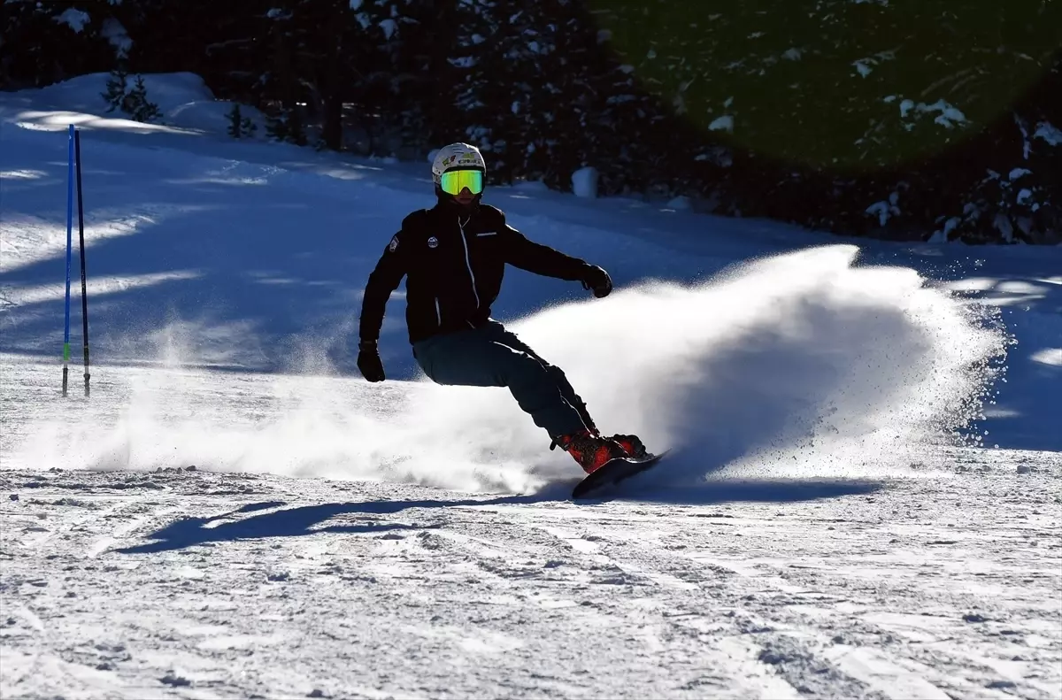 Kars'ta 'Alp Disiplini ve Snowboard İl Birinciliği Yarışları' yapıldı