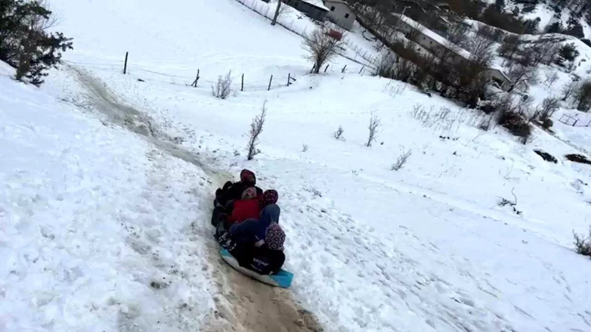 Köylerde kar eğlencesi: Çuvalın içine saman doldurup kayak yaptılar