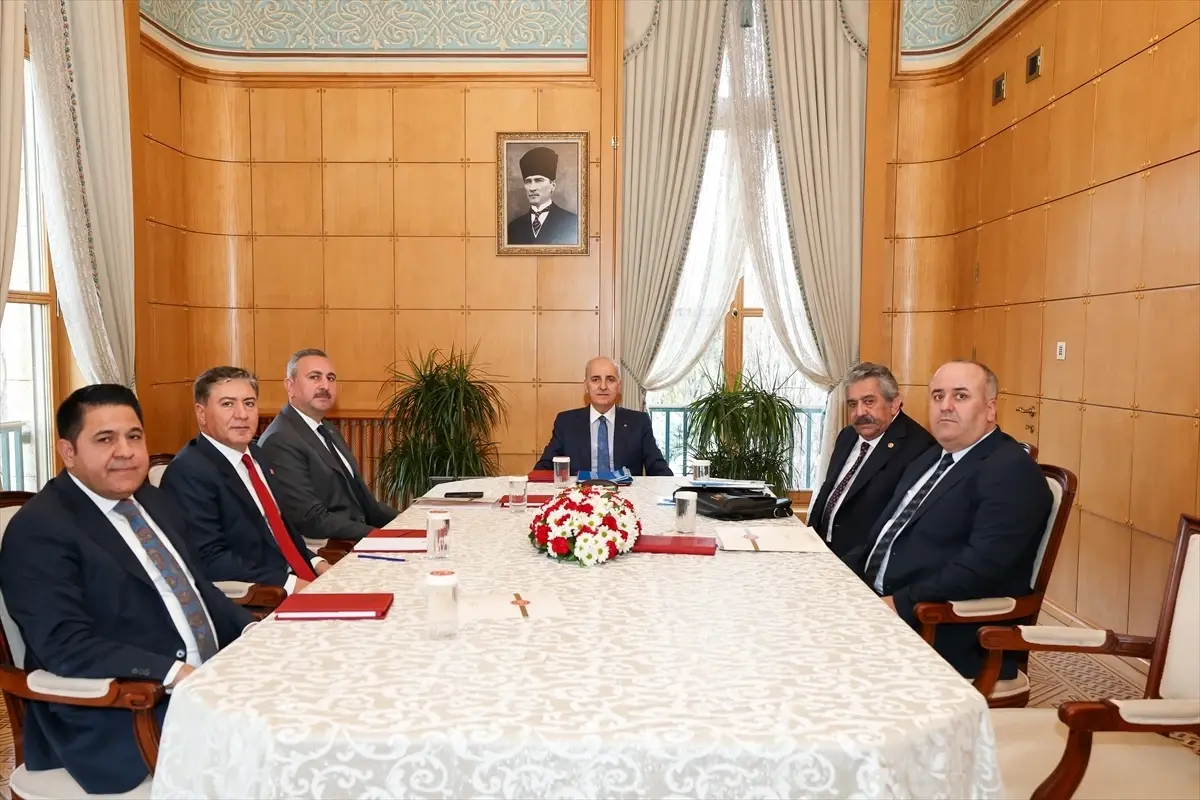 Kurtulmuş, Milli Dayanışma, Kardeşlik ve Demokrasi Komisyonu'ndaki siyasi partilerin temsilcileriyle görüştü