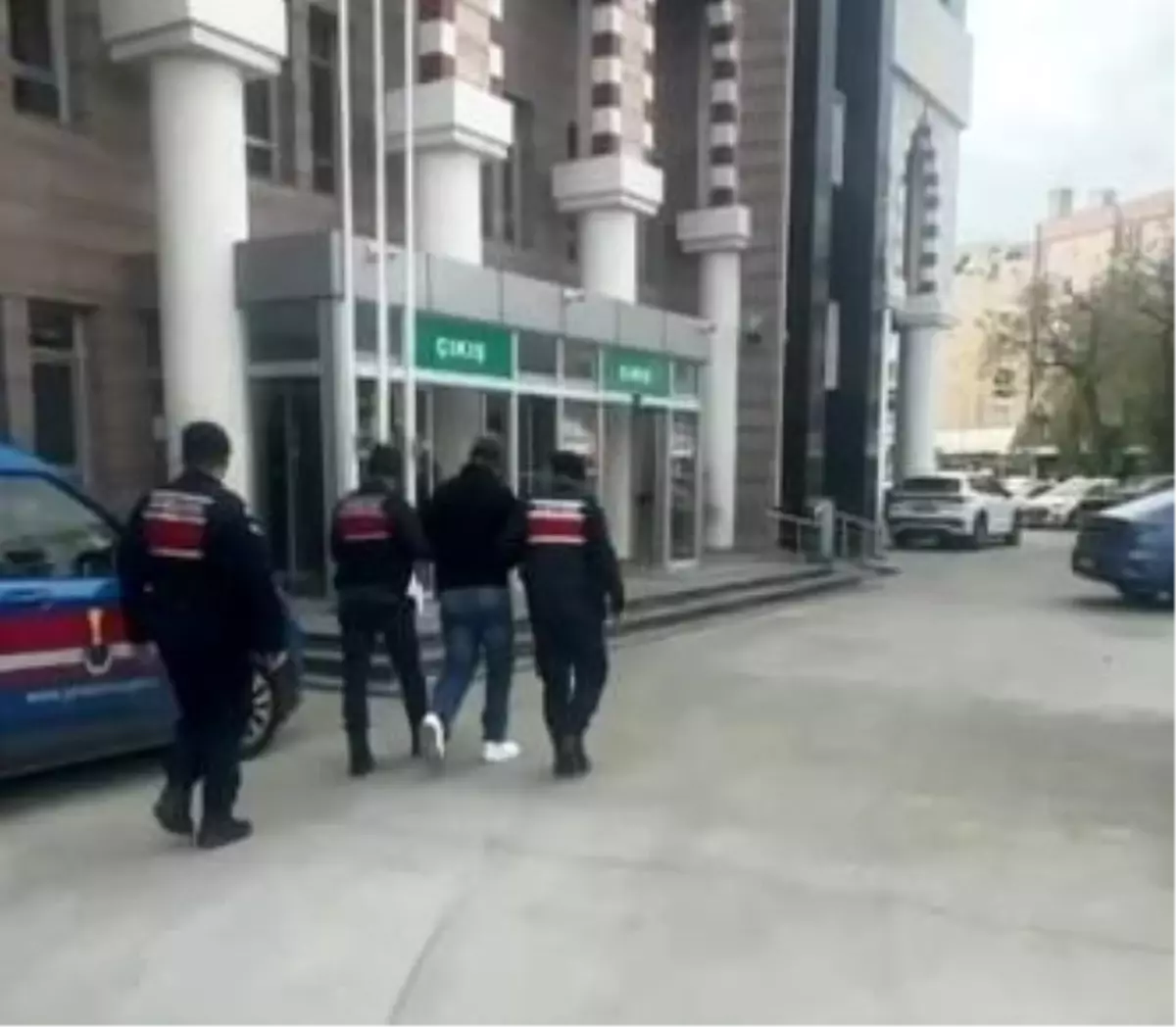 Kuşadası'nda altın bilezik hırsızı yakalandı