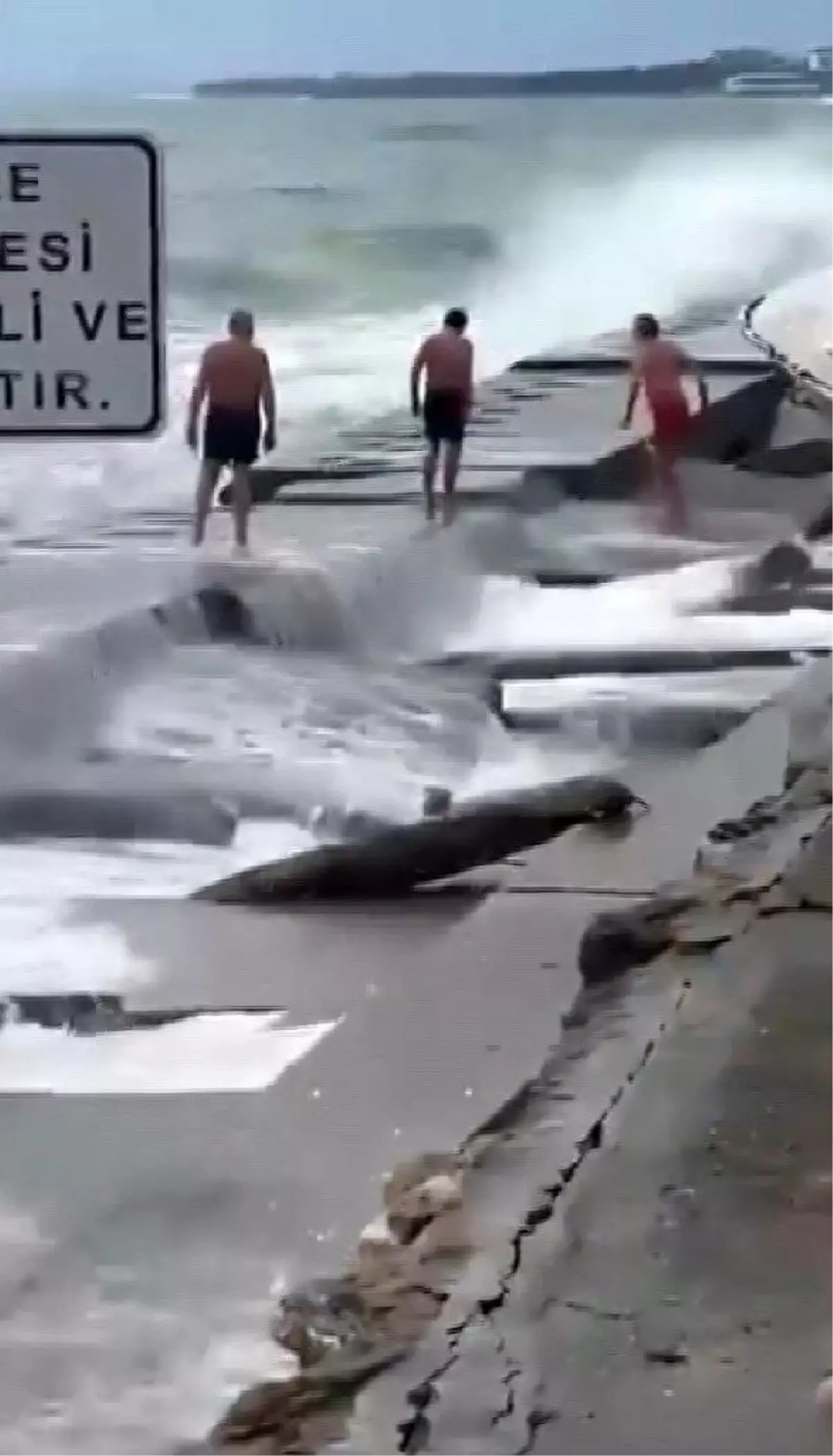 Kuvvetli lodos Caddebostan Sahili'i vurdu, denize giren 3 kişi hastanelik oldu