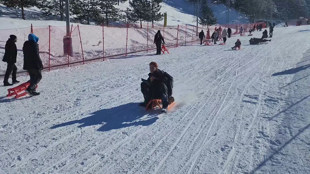 Lise öğrencileri tarihi yerleri gezdi, Palandöken'de kızak keyfi yaptı
