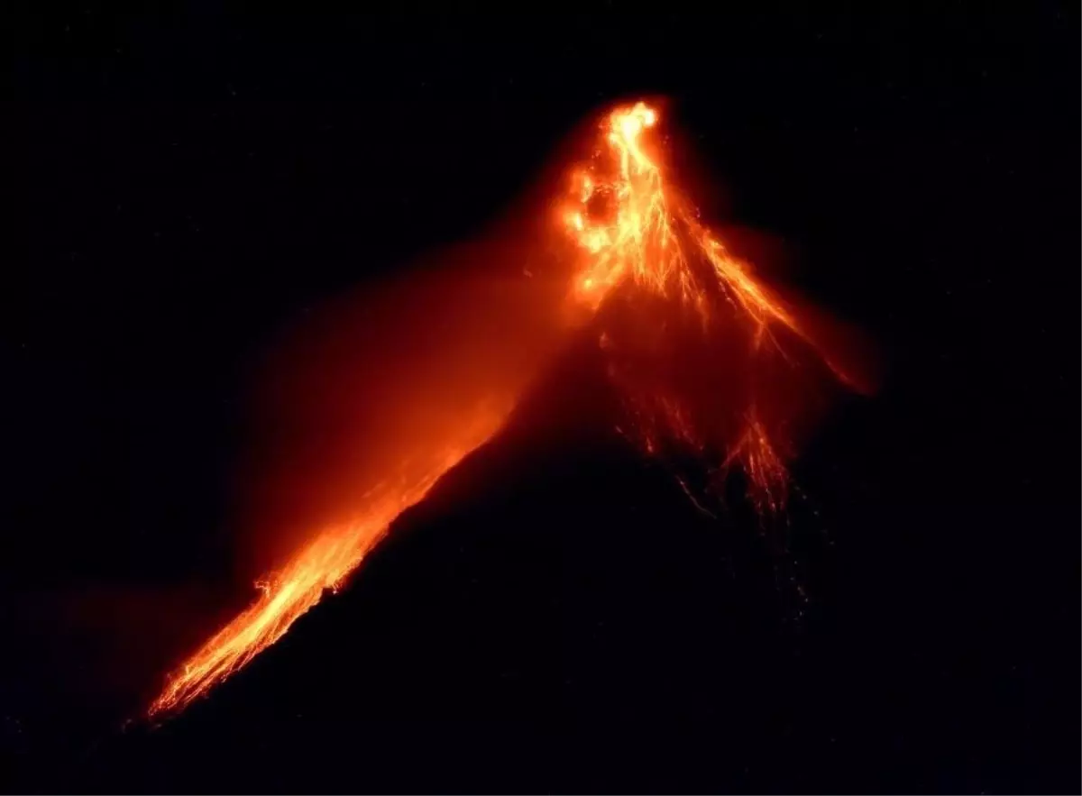 Mayon Yanardağı'nda alarm seviyesi 3'e yükseltildi