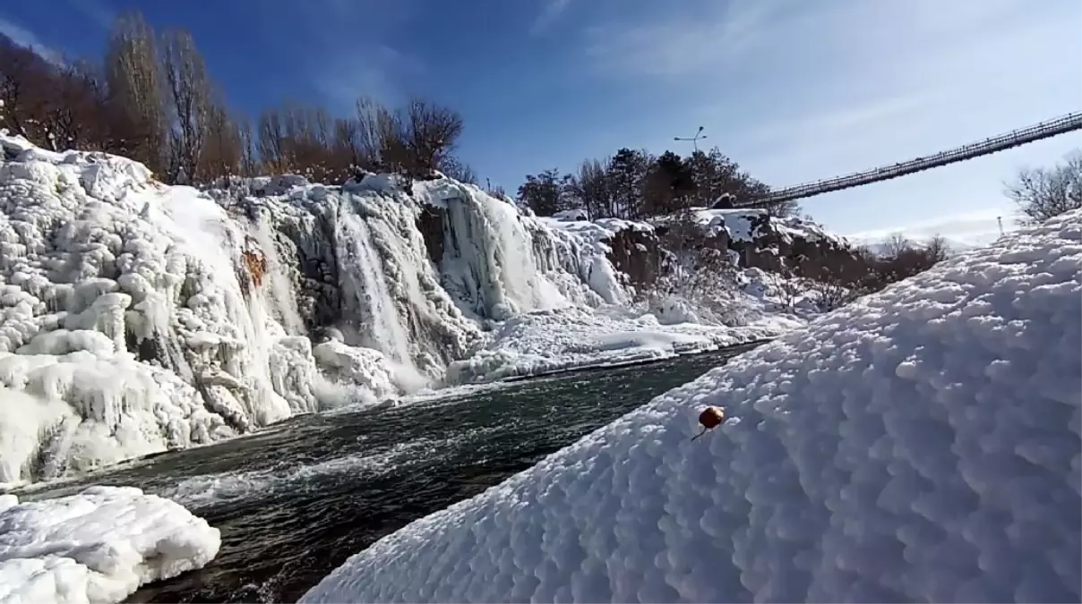 Van'daki Muradiye Şelalesi dondurucu soğuklarla buz tuttu