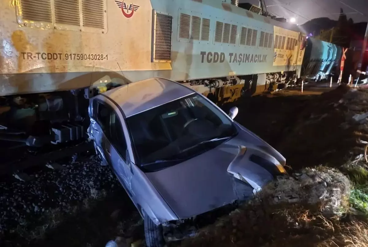 Osmaniye'de hemzemin geçitte tren ile otomobil çarpıştı