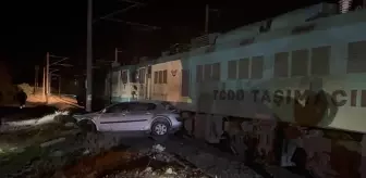 Osmaniye'de yük treninin çarptığı otomobildeki 4 kişi yaralandı