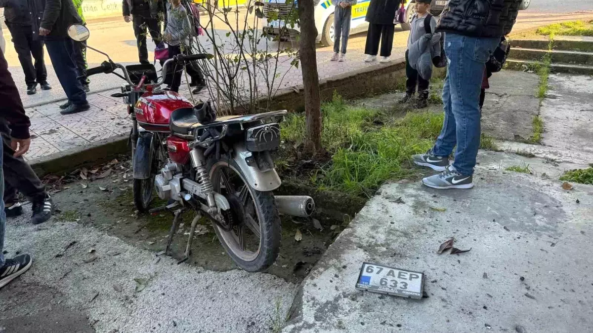 Otomobile çarpmamak için manevra yapan motosiklet devrildi: 1 yaralı