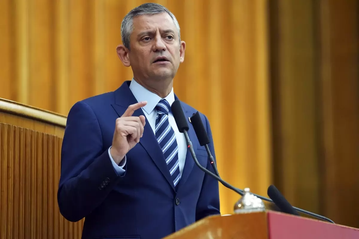 Özgür Özel, Cumhurbaşkanı Erdoğan'ı hedef alan Yunan gazeteciye sert tepki gösterdi