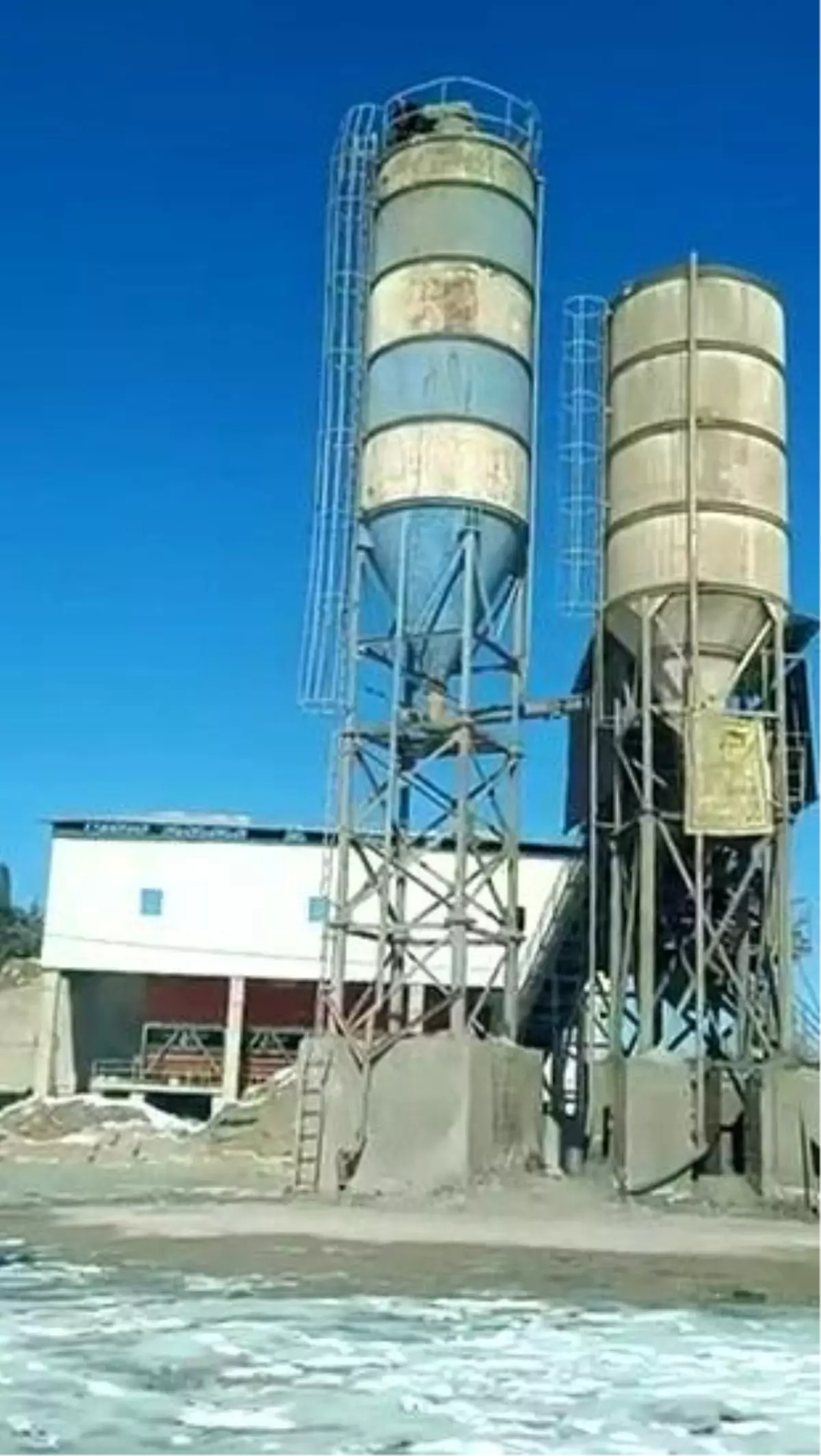 Parasını alamadığını iddia eden işçi siloya çıktı