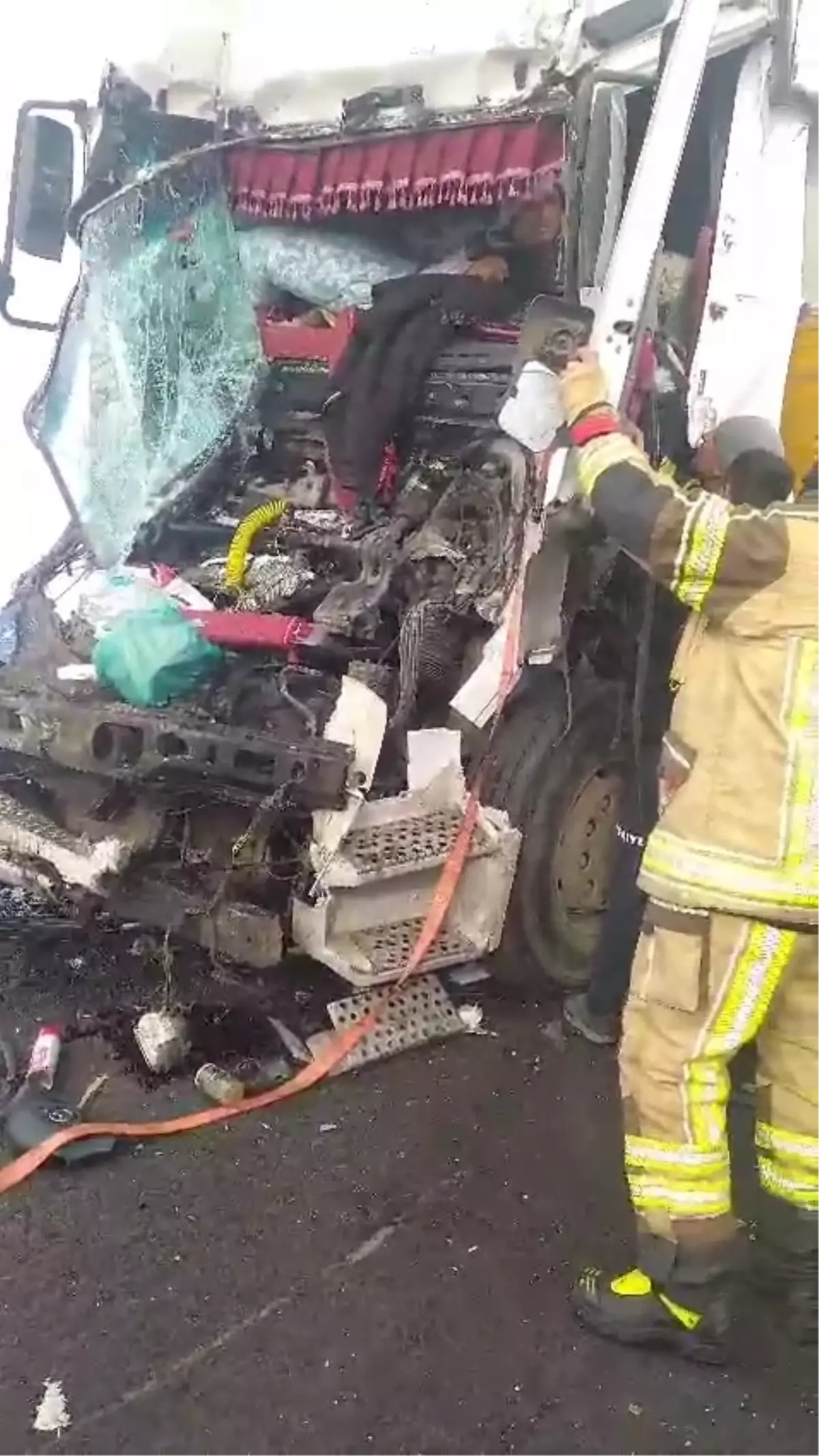 Park halindeki TIR'a çarpan TIR'ın şoförü ağır yaralandı