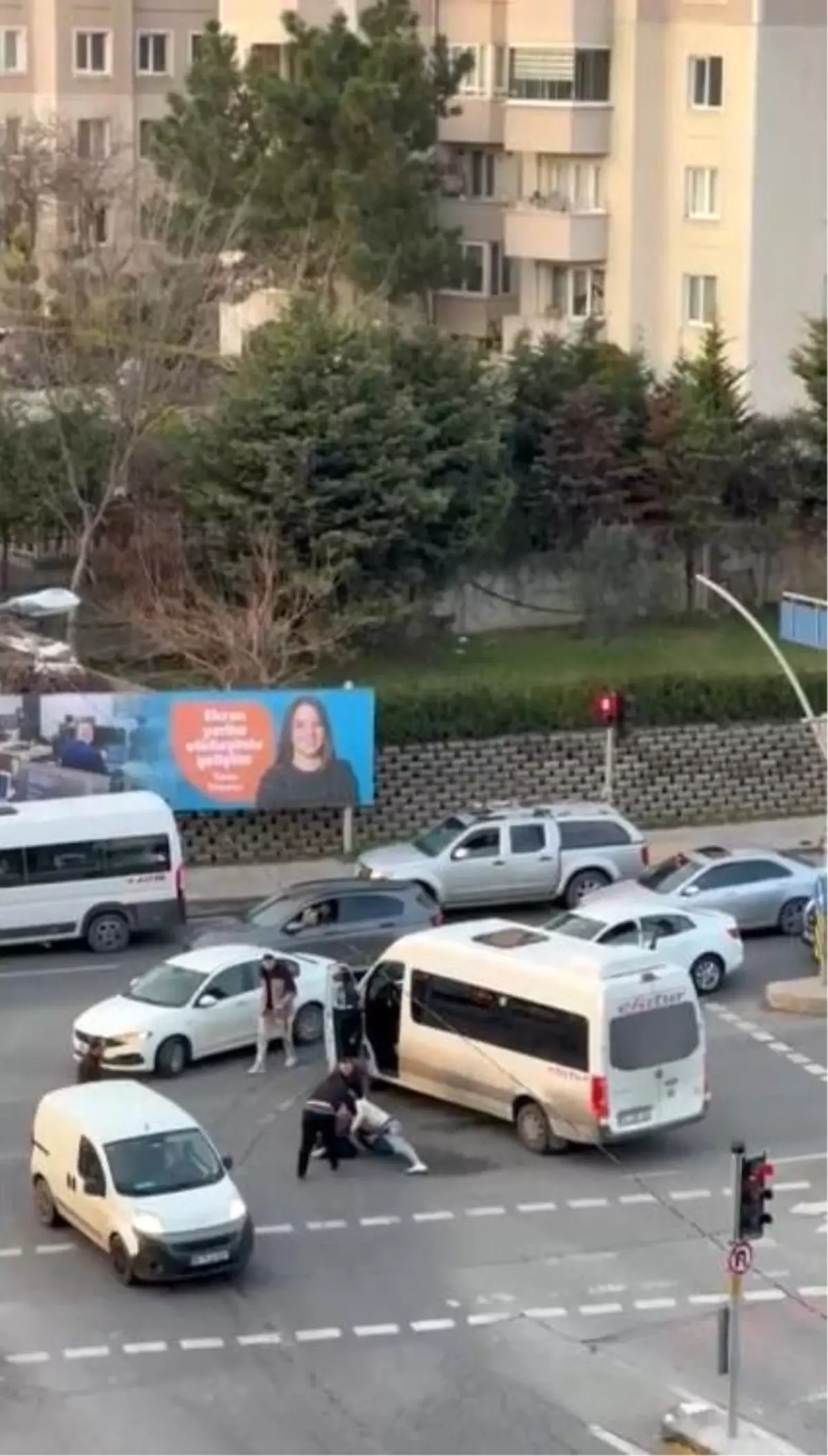 Pendik'te kırmızı ışıkta yol verme kavgası kamerada