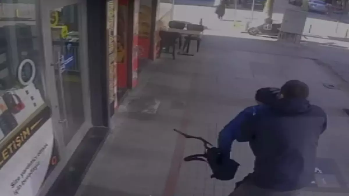 Pendik'te oyuncak silahla kuyumcu soygunu girişimi sonrası kavga kamerada
