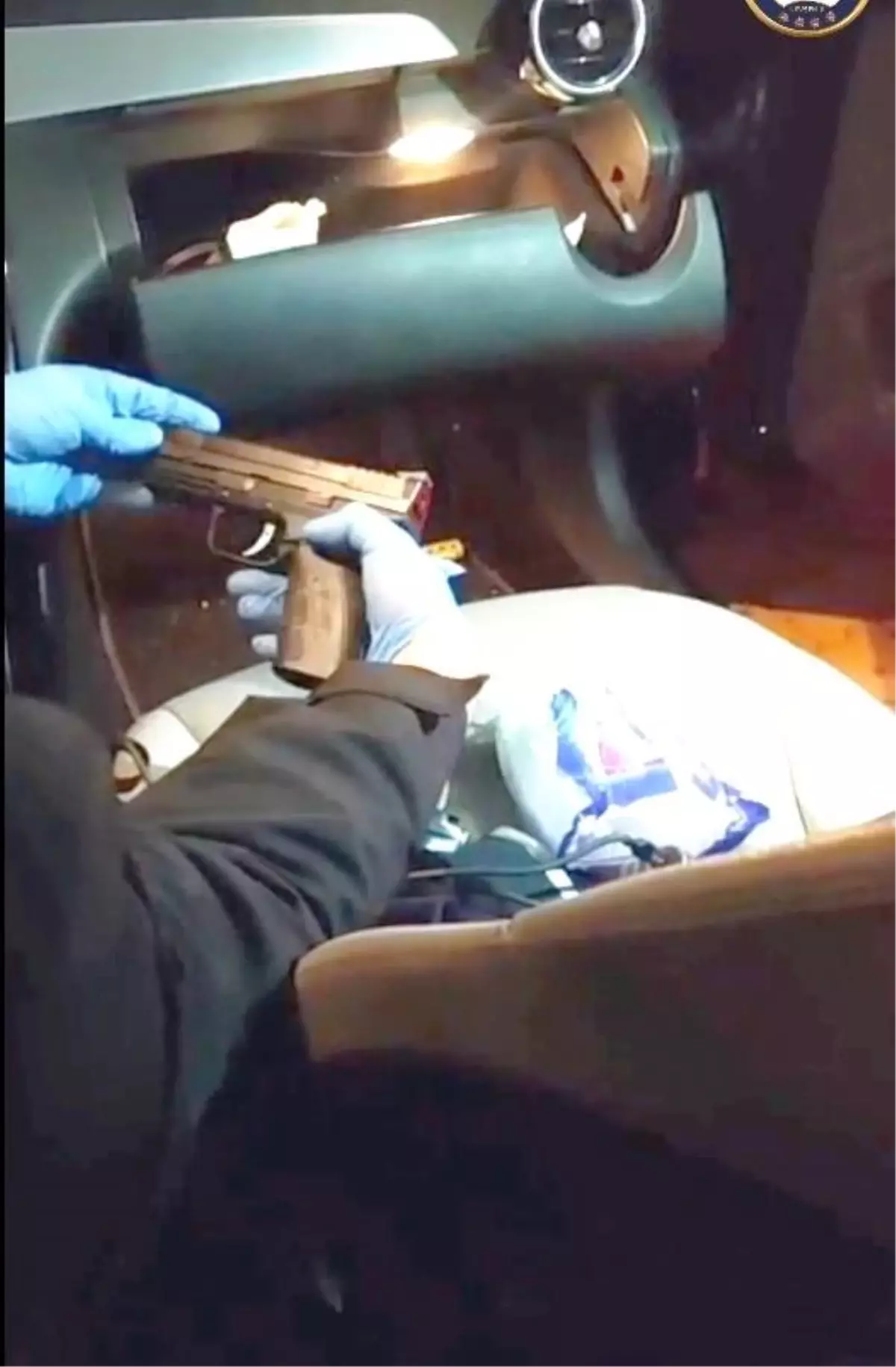 Ruhsatsız tabanca için aracına gizli bölme yapmış