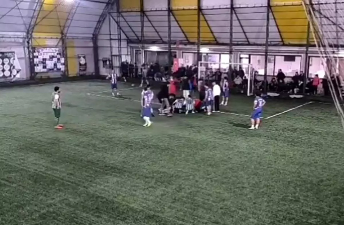 Sahada yürekler ağza geldi: Futbolcunun dili boğazına kaçtı, hakem saniyelerle kurtardı