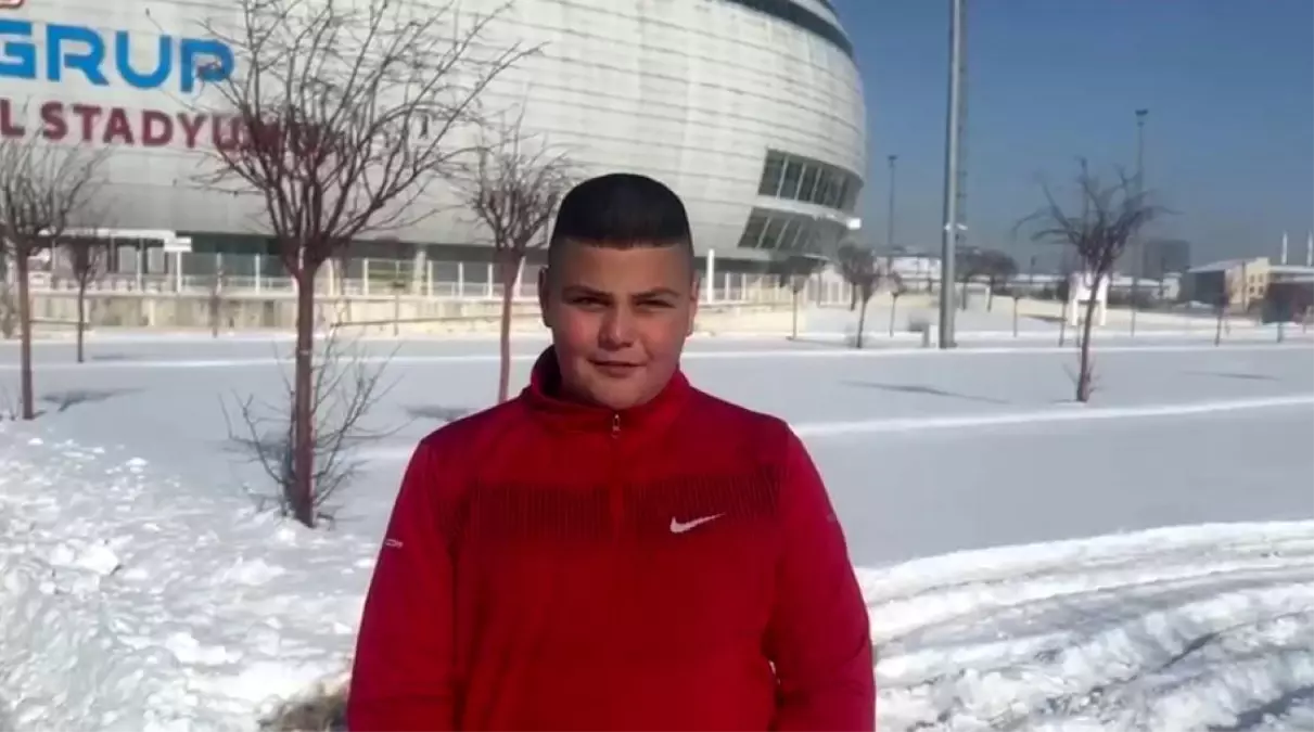 'Sıcak sevmiyorum' dedi, Sibirya soğuklarında karda yuvarlandı