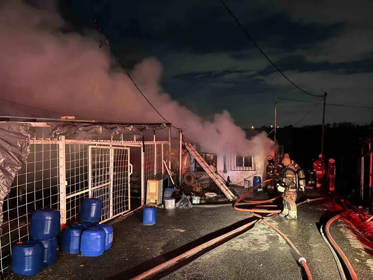 Sultangazi'de iki iş yeri alev alev yandı