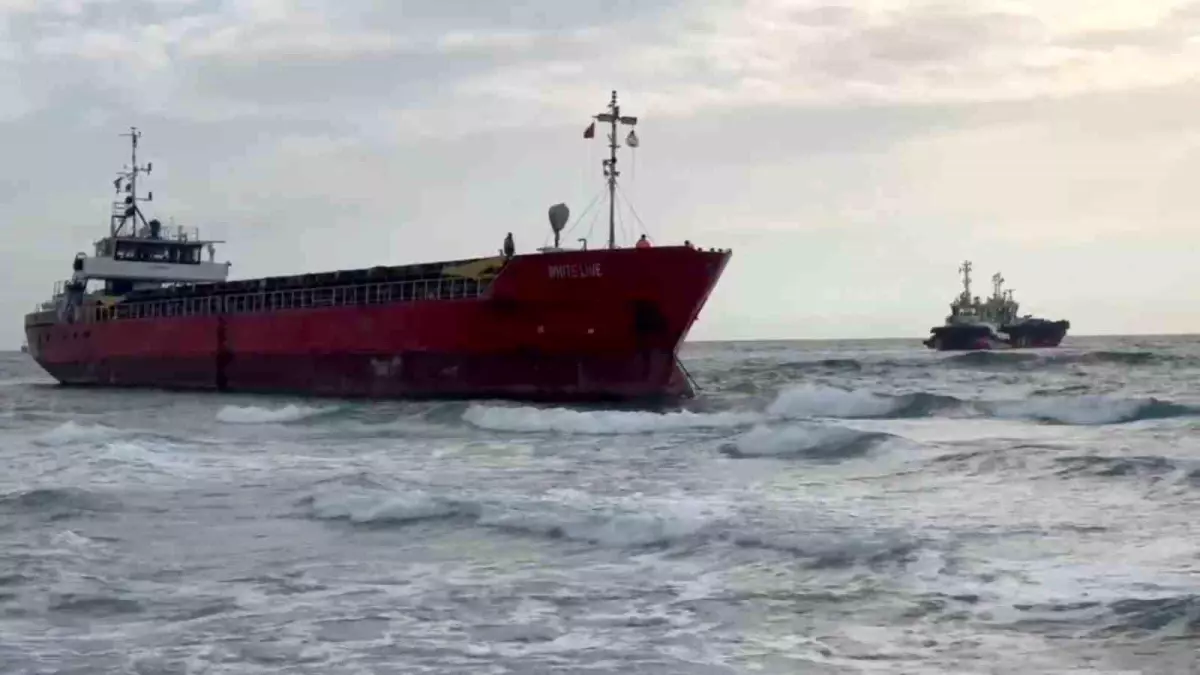Tekirdağ'da karaya oturan gemi kurtarıldı