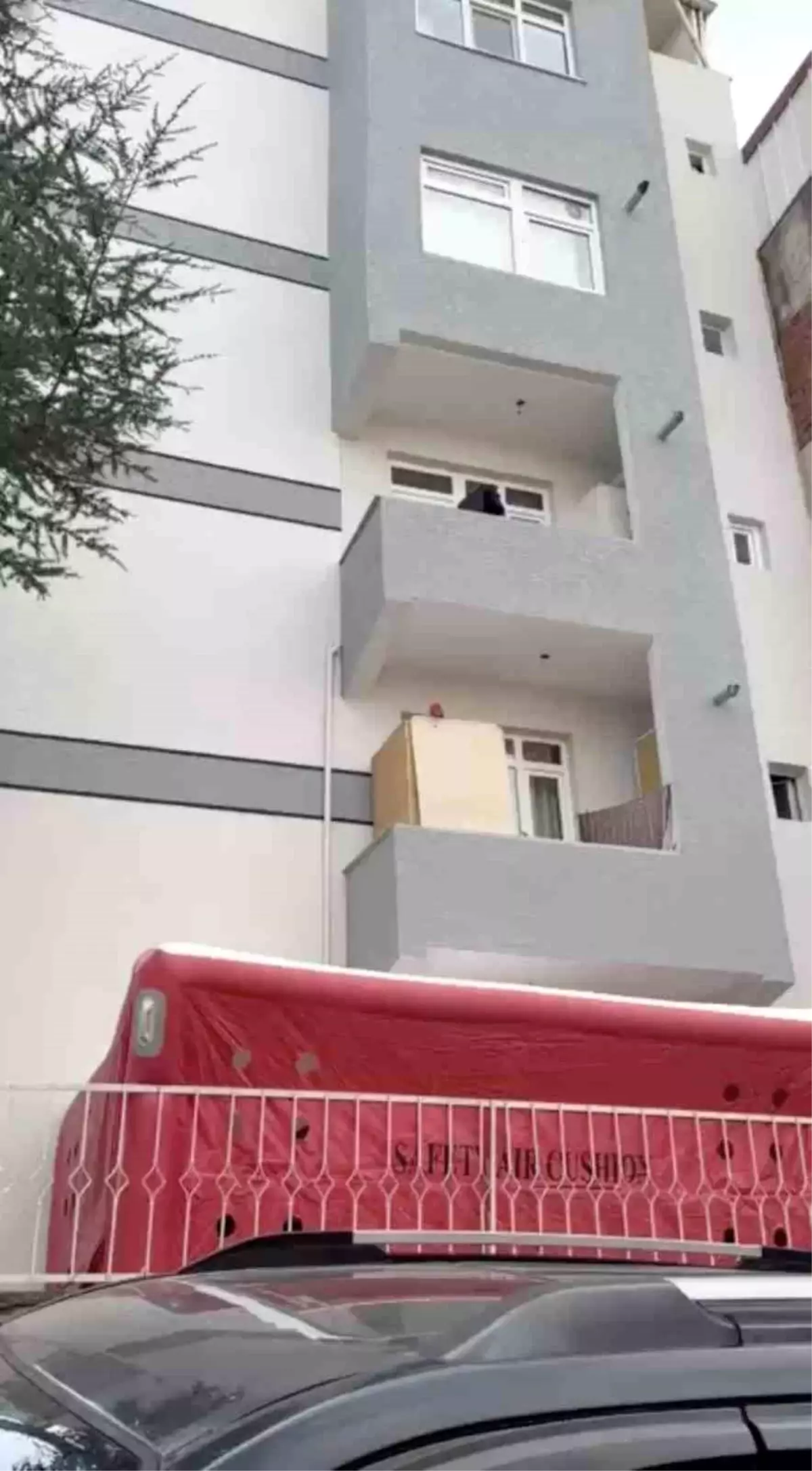 Teslim olmamak için kendini balkona kilitledi: Müzakereci ekipler sevk edildi