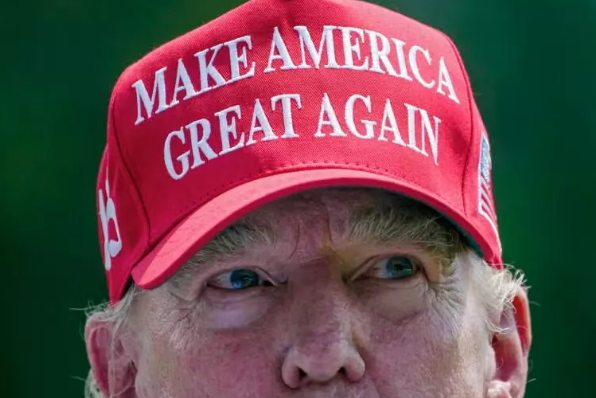 trump in elindeki sapkada yer alan yazi abd yi 19430001 941 m