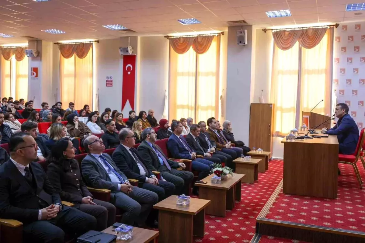 Vali Sözer, 'Kariyerim Mülkiye' etkinliğinde üniversite öğrencilerle buluştu