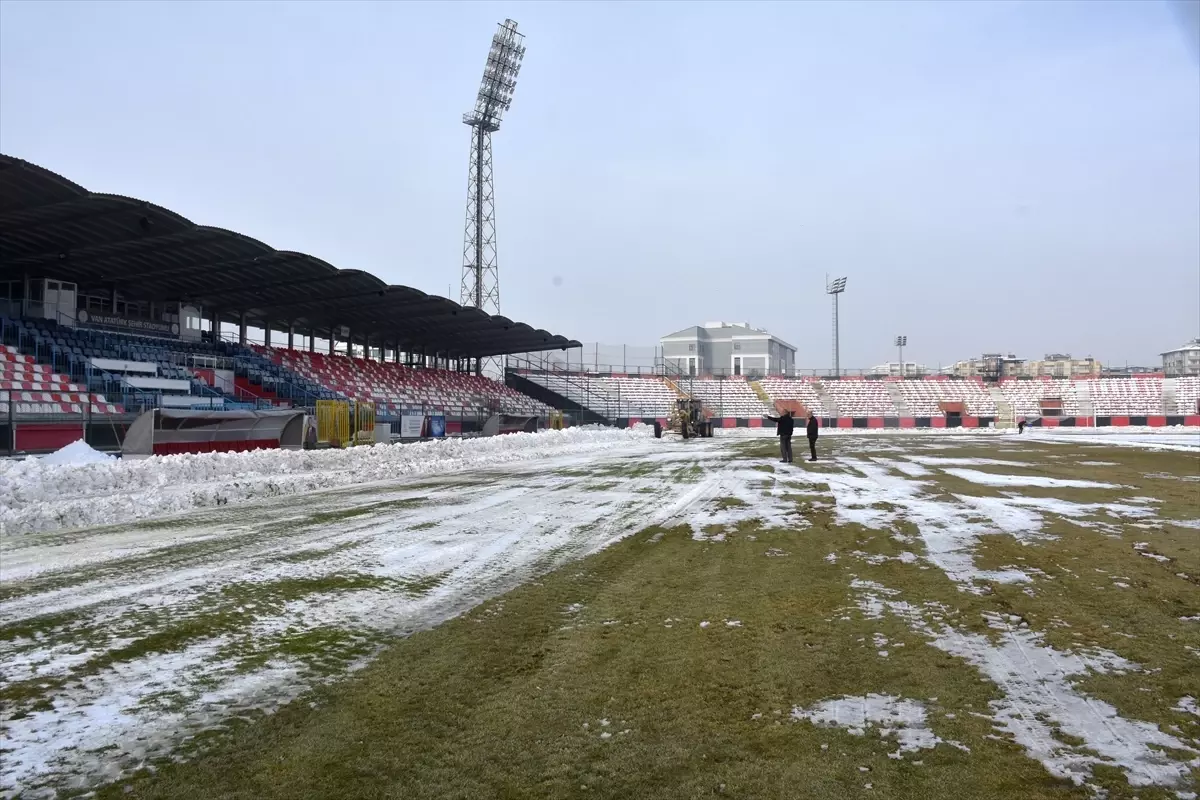 Van Atatürk Stadyumu'nda biriken kar kamyonlarla taşındı