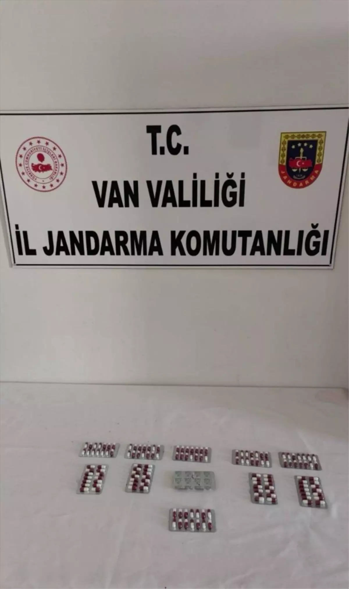 Van'da bir araçta 153 sentetik hap ele geçirildi
